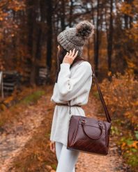 Elegancki kuferek ze skóry naturalnej DAN-A T255 koniak. Torebki klasyczne DAN-A, bez wzorów, ze skóry, eleganckie, bez dodatków. Za 369.99 zł.
