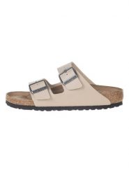 Birkenstock Klapki "Arizona" w kolorze beżowym rozmiar: 45. Brązowe klapki Birkenstock, bez wzorów, klasyczne, z otwartym noskiem, bez obcasa, bez zapięcia. Za 319.22 zł.