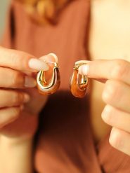 Pierres delicates Pozłacane kolczyki-kreole z agatami rozmiar: onesize. Brązowe kolczyki Pierres delicates, z agatem, pozłacane. Za 43.99 zł.