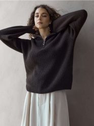 Prążkowany sweter ze stójką i krótkim zamkiem - dark grey jeans. Szare swetry Sinsay, l, bez wzorów, z jeansu, bez ramiączek. Za 59.99 zł.