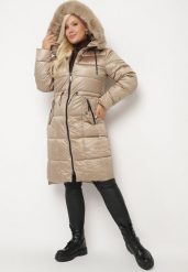 Ciemnobeżowa Pikowana Kurtka ze Ściągaczem w Talii i Odpinanym Futerkiem przy Kapturze Zemilae. Brązowe kurtki Born2be, plus size, bez wzorów, z futra, eleganckie, bez kaptura. Za 79.99 zł.