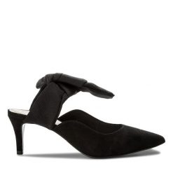 Klapki Gino Rossi. Czarne klapki Gino Rossi, bez wzorów, bez obcasa, bez zapięcia. Za 449.99 zł.