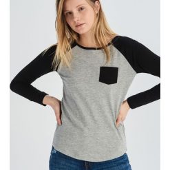 Bluzka z raglanowymi rękawami - Jasny szary. Szare bluzki Sinsay, l, bez wzorów, bez kołnierzyka, bez ramiączek. Za 19.99 zł.