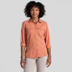 Koszula przeciw komarom damska Craghoppers NosiLife Adventure LS Shirt III. Czerwone koszule Craghoppers, bez wzorów, casualowe, bez kołnierzyka, bez ramiączek. W wyprzedaży za 431.40 zł.