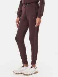 Guess Spodnie dresowe V2YB18 K7UW2 Brązowy ciemny Regular Fit. Brązowe spodnie dresowe Guess, z aplikacjami, z dresówki. Za 364.99 zł.