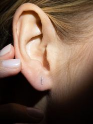 DIAMANTA Złote kolczyki-wkrętki "Precious Barrette" z diamentami rozmiar: onesize. Szare kolczyki DIAMANTA, z diamentem, złote. Za 717.99 zł.