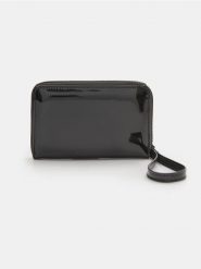 Mały lakierowany portfel - czarny. Czarne portfele Sinsay, bez wzorów, z lakierowanej skóry. Za 29.99 zł.