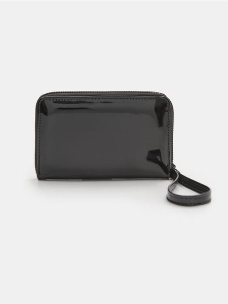 Mały lakierowany portfel - czarny. Czarne portfele Sinsay, bez wzorów, z lakierowanej skóry. Za 29.99 zł.