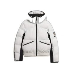 Damska kurtka z kapturem Superdry. Białe kurtki narciarskie Superdry, na zimę, bez wzorów, z puchu, z kapturem, narciarskie. W wyprzedaży za 977.70 zł.