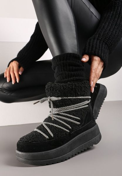 Czarne Wsuwane Śniegowce na Grubej Podeszwie Zdobione Futerkiem i Imitacją Sznurówek Avadira. Czarne śniegowce Born2be, z aplikacjami, z jeansu, bez zapięcia. Za 89.99 zł.