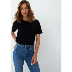 Bluzka z dekoltem V na plecach - Czarny. Czarne bluzki Mohito, l, bez wzorów, bez kołnierzyka, bez ramiączek. Za 49.99 zł.