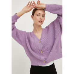 Roxy kardigan 6110209900 damski kolor fioletowy. Fioletowe swetry Roxy, l, bez wzorów, z dzianiny, bez ramiączek. Za 299.99 zł.