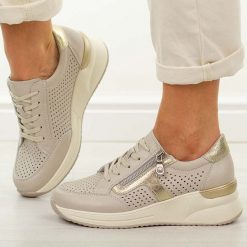 Beżowe skórzane ażurowe półbuty damskie Vinceza 95403. Brązowe półbuty wsuwane VINCEZA, na lato, w ażurowe wzory, z jeansu, biznesowe, z okrągłym noskiem, bez obcasa, na koturnie. W wyprzedaży za 215.10 zł.