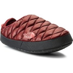 Kapcie THE NORTH FACE - Thermoball Tntmul4 T9331DYWG Shbarlrd/Faddrs. Czerwone kapcie The North Face, z gumy. W wyprzedaży za 149.00 zł.