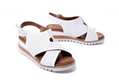ARTIKER RELAKS 50C0846 biały, sandały damskie. Białe sandały Artiker Relaks, bez wzorów, z gumy, bez obcasa, na koturnie, bez zapięcia. Za 165.69 zł.