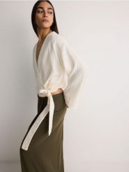 Koszula kimono z bawełnianego muślinu - złamana biel. Koszule Reserved, l, bez wzorów, z bawełny, bez kołnierzyka, bez ramiączek. W wyprzedaży za 89.99 zł.