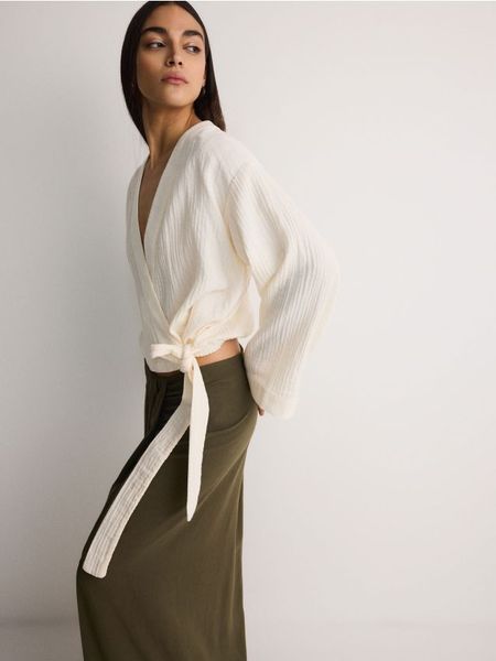 Koszula kimono z bawełnianego muślinu - złamana biel. Koszule Reserved, l, bez wzorów, z bawełny, bez kołnierzyka, bez ramiączek. W wyprzedaży za 89.99 zł.