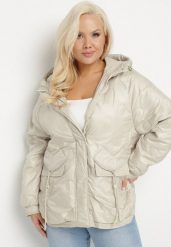 Beżowa Kurtka Pikowana z Kapturem i Kieszeniami o Pudełkowym Kroju Eravinna. Brązowe kurtki Born2be, plus size, bez wzorów, z kapturem. Za 229.99 zł.