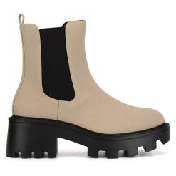 Sztyblety DeeZee. Brązowe botki DeeZee, bez wzorów, bez obcasa, na słupku, bez zapięcia. Za 118.99 zł.