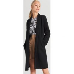 Płaszcz o klasycznym kroju - Czarny. Czarne płaszcze Cropp, l, bez wzorów, klasyczne, bez kaptura. Za 139.99 zł.
