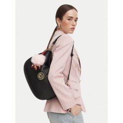 Torebka LOVE MOSCHINO. Czarne torebki klasyczne Love Moschino, bez wzorów, klasyczne, bez dodatków. Za 1,029.00 zł.