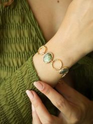 L'Atelier de Gaia Pozłacana bransoletka z elementami ozdobnymi rozmiar: onesize. Szare bransoletki L'Atelier de Gaia, z labradorytem, pozłacane. Za 91.99 zł.