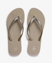 Superdry Klapki Core Metallic z gumowym paskiem i podeszwą z recyklingowanej. Brązowe klapki Superdry, bez wzorów, z gumy, wakacyjne, bez obcasa, bez zapięcia. Za 77.50 zł.