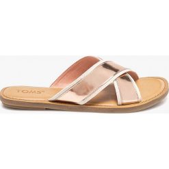 Toms - Klapki Viv. Czerwone klapki TOMS, bez wzorów, z gumy, bez obcasa, bez zapięcia. W wyprzedaży za 119.90 zł.