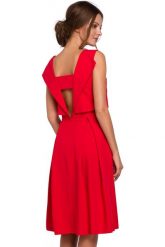 Elegancka rozkloszowana sukienka z dekoltem na plecach czerwona. Czerwone sukienki Sukienki.shop, do pracy, xl, bez wzorów, biznesowe, bez kołnierzyka, bez ramiączek, midi, rozkloszowane. Za 339.00 zł.