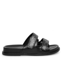 Klapki JENNY. Czarne klapki Jenny, bez wzorów, bez obcasa, bez zapięcia. Za 79.99 zł.