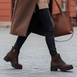 Botki damskie Armodo, ze skóry i ocieplane na stabilnym klocku, brązowe, 4477A-W. Brązowe botki Armodo, bez wzorów, ze skóry, bez obcasa, bez zapięcia. Za 429.00 zł.