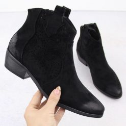 Botki damskie kowbojki ocieplane czarne Potocki SZ12189. Czarne botki POTOCKI, bez wzorów, z zamszu, bez obcasa, na obcasie, bez zapięcia. Za 115.00 zł.