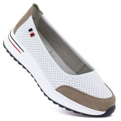 Skórzane baleriny na grubej podeszwie ażurowe białe Jezzi 7815. Białe baleriny Jezzi, w ażurowe wzory, ze skóry, bez obcasa, bez zapięcia. Za 169.99 zł.