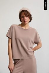 Bluza z krótkimi rękawami beżowa. Brązowe bluzy bez kaptura MOODO, l, bez wzorów, z elastanu, bez kaptura. Za 89.99 zł.