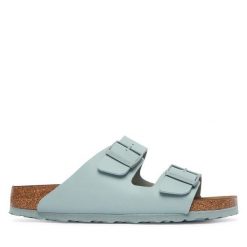 Klapki Birkenstock. Zielone klapki Birkenstock, bez wzorów, bez obcasa, bez zapięcia. Za 359.99 zł.
