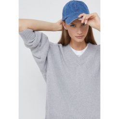 United Colors of Benetton sweter damski kolor szary. Szare swetry United Colors Of Benetton, l, bez wzorów, z bawełny, bez ramiączek. Za 229.99 zł.