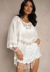 Biała Bluzka z Bawełny Ozdobiona Koronką Frędzlami i Haftem Puviane. Białe bluzki Renee, z aplikacjami, z bawełny, eleganckie, bez kołnierzyka, bez ramiączek. W wyprzedaży za 55.99 zł.