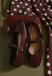 Bordowe Balerinki Vices ze Skórzaną Wkładką i Paskiem Vikiseme. Czerwone baleriny Born2be, bez wzorów, eleganckie, bez obcasa, bez zapięcia. Za 59.99 zł.