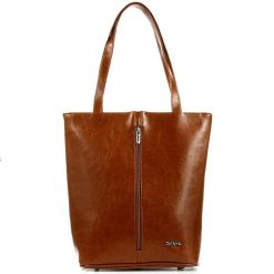 Torebka skórzana DAN-A T304 camel. Brązowe torebki klasyczne DAN-A, bez wzorów, ze skóry, bez dodatków. Za 349.99 zł.