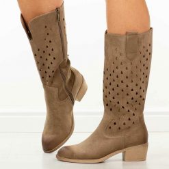 Beżowe ażurowe kozaki damskie na obcasie Potocki 12753. Brązowe kozaki POTOCKI, na jesień, w ażurowe wzory, z jeansu, eleganckie, bez obcasa, na obcasie, bez zapięcia. Za 269.00 zł.