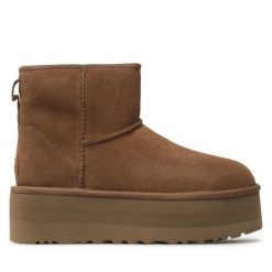 Śniegowce Ugg. Brązowe śniegowce UGG, bez wzorów, bez zapięcia. Za 849.99 zł.