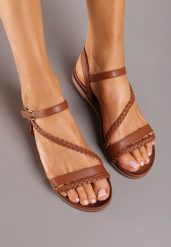 Brązowe Płaskie Sandały z Ekoskóry Zapinane na Sprzączkę Kradia. Brązowe sandały Renee, bez wzorów, eleganckie, bez obcasa, na obcasie, bez zapięcia. W wyprzedaży za 59.99 zł.
