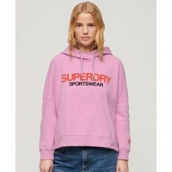 Luźna bluza z kapturem z logo odzieży sportowej. Niebieskia bluzy z kapturem Superdry, bez wzorów, z bawełny, z kapturem. Za 179.45 zł.