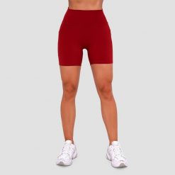 Szorty damskie fitness slim z kieszeniami czerwone Ignite. Czerwone szorty sportowe GYMBEAM, bez wzorów, z elastanu, na fitness i siłownię. Za 85.90 zł.