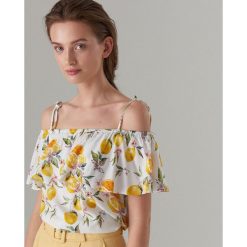 Bluzka open shoulder we wzory - Biały. Bluzki Mohito. Za 69.99 zł.