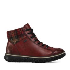 Botki Rieker. Czerwone botki Rieker, bez wzorów, bez obcasa, na płaskiej podeszwie, bez zapięcia. Za 265.99 zł.