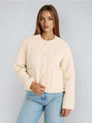Pikowana kurtka w jodełkę zapinana na guziki - kremowy. Białe kurtki Sinsay, l, bez wzorów, bez kaptura. Za 79.99 zł.