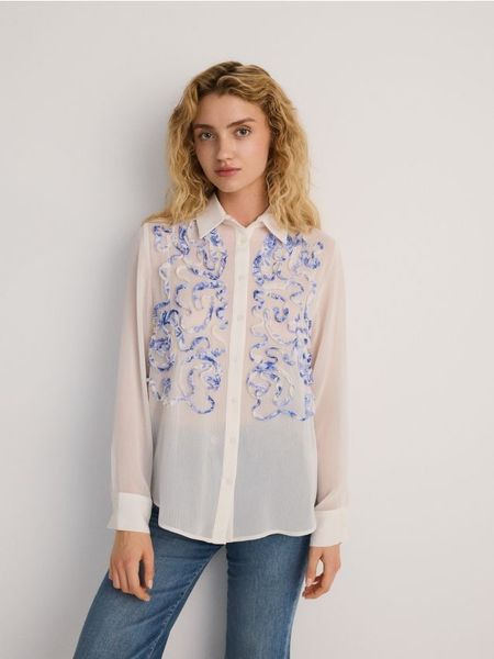 Koszula ze wzorem - biały. Białe koszule Reserved, l, bez wzorów, z tkaniny, bez kołnierzyka, bez ramiączek. W wyprzedaży za 49.99 zł.