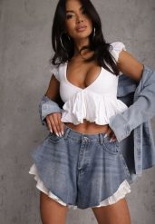 Niebieskie Jeansowe Szorty z Bawełny Ozdobione Falbanami Kassyllis. Niebieskie szorty Renee, bez wzorów, z bawełny. Za 119.99 zł.