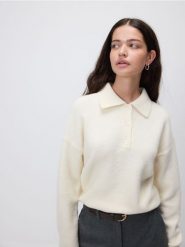 Sweter z kołnierzykiem - kremowy. Białe swetry Reserved, l, bez wzorów, z dzianiny, bez ramiączek. Za 129.99 zł.